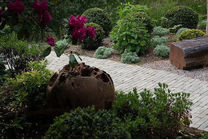 Gartenbau, Klinker, grosse Natursteinplatten, Gartenschaukel, Sitzelement 