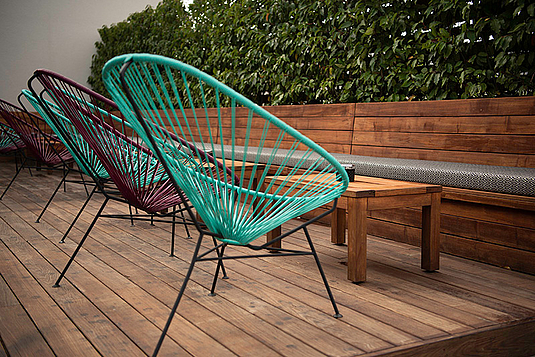 Gartenbau und Gartengestaltung mit schönen Gartenmöbel und passenden Gartenaccessoires