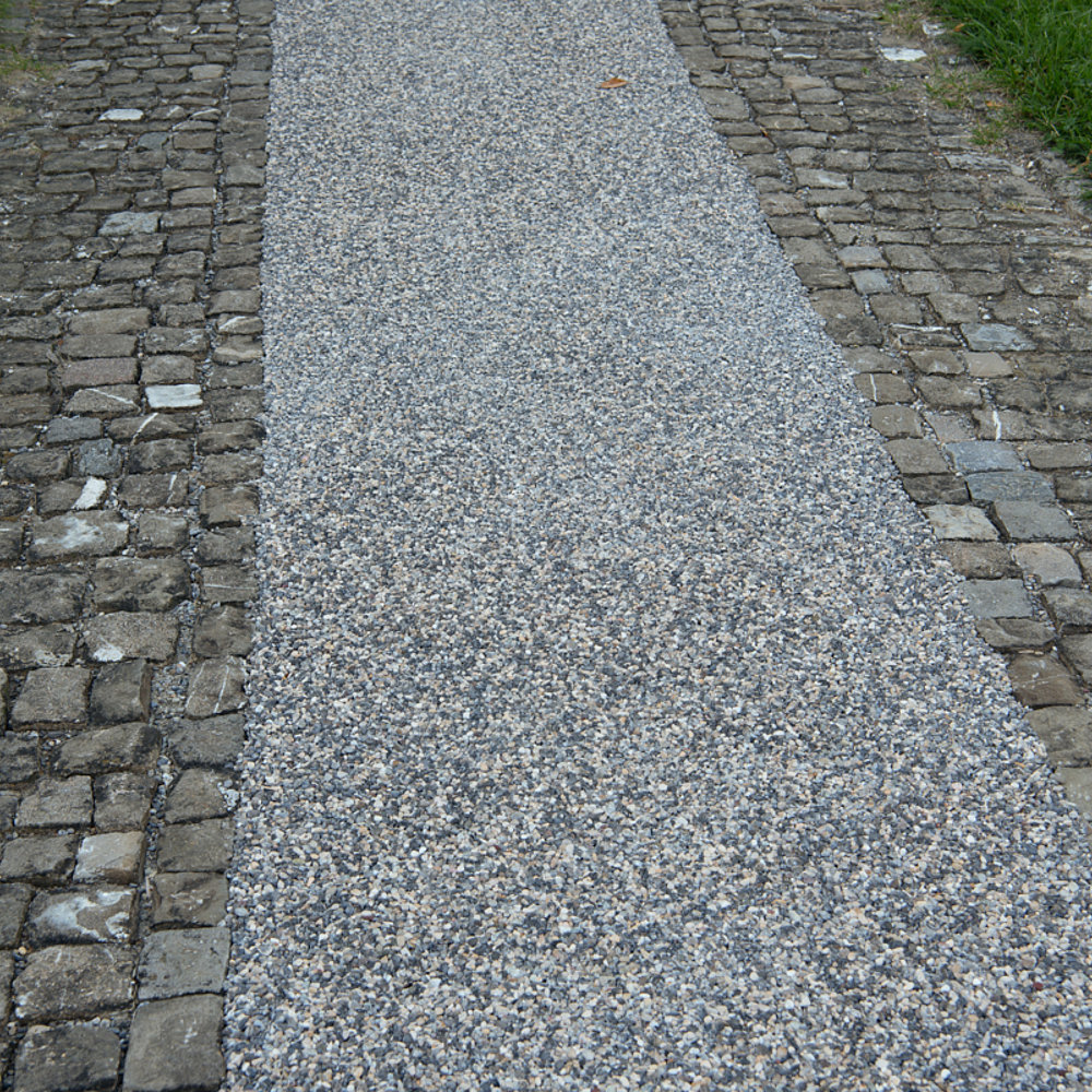 Beläge, Natursteinplatten, Saibro, Kies oder Asphalt | Kuster Gärten AG