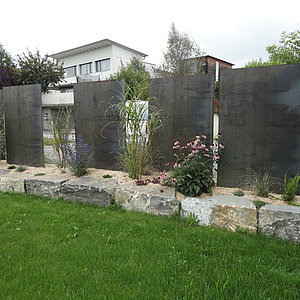 Sichtschutz aus Stahl, Natursteinmauer