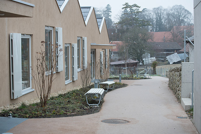 Saibro Festkies, Wege, Sitzplatz, Holzbank, Natursteinmauer 